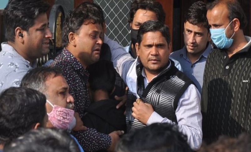 बता दें कि मृतक चांद देवी की बहन की बेटी की शादी का भोज का कार्यक्रम रविवार को अजमेर में रखा गया था। इसी उपलक्षय में कई मेहमान आ चुके थे। लेकिन दो दिन पहले ही यह बस हादसा हो गया और खुशी का माहौल गम में बदल गया। सब यही कह रहे थे कि देखो तो हम शादी के भोज में आए थे और अब रसोई का भोजन करना पड़ेगा।