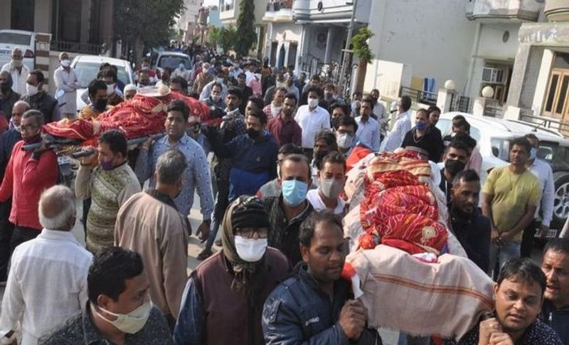 दरअसल, बस में करंट लगने से 65 वर्षीय चांददेवी और उनकी 44 साल की बेटी सोनल जैन की मौत हो गई थी। रविवार के दिन अजमेर जिले के ब्यावर के सुराणा नगर में जब दोनों की शव यात्रा निकली तो हर आंख नम हो गई। इन मां बेटी का अंतिम संस्कार किया गया तो पूरा शहर रो पड़ा। बता दें कि सोनल की शादी उदयपुर में हुई थी, लेकिन वह अपने पति अनिल जैन के साथ मायके में ब्यावर में रह रही थी। ऐसे में दोनों का अंतिम संस्कार यहीं पर किया गया।