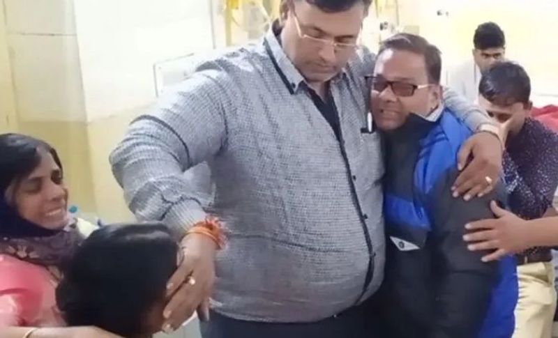हादसे के वक्त किसी को कुछ समझ नहीं आ रहा था, पूरी बस में आग और आसपास अंधेरा था, लोग इसअधेरे में बुरी तरह से चीख-पुकार रहे थे। में खिड़की की तरफ बैठा हुआ था, आग जब अंदर आई तो मैंने पास वाली कई खिड़कियों की कांच तोड़ दिए। जिससे लोग उसमें से कूदने लगे। मेरे साथ मेरी दो बहनें भी इस यात्र में थीं, पहले मैंने उनको बाहर निकला, इसके बाद मैंने भी छलांग लगा दी। तब तक बस में आग काफी फैल चुकी थी। कुछ ही सेकंड्स में भयानक लपटें उठने लगीं, जो लोग अंदर रह गए वह जिंदा जलकर मर गए। (हादसे में पीड़ित परिवार)
