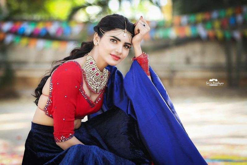 రెడ్ అండ్ బ్లూ కాంబినేషన్ లో ఉన్న ట్రెండీ వేర్ వర్ష సోయగాలను మరింత మెరిసేలా చేసింది. పాల వన్నె కలిగిన తేనె కళ్ల వర్ష మత్తెక్కించే చూపులతో చంపేశారు.