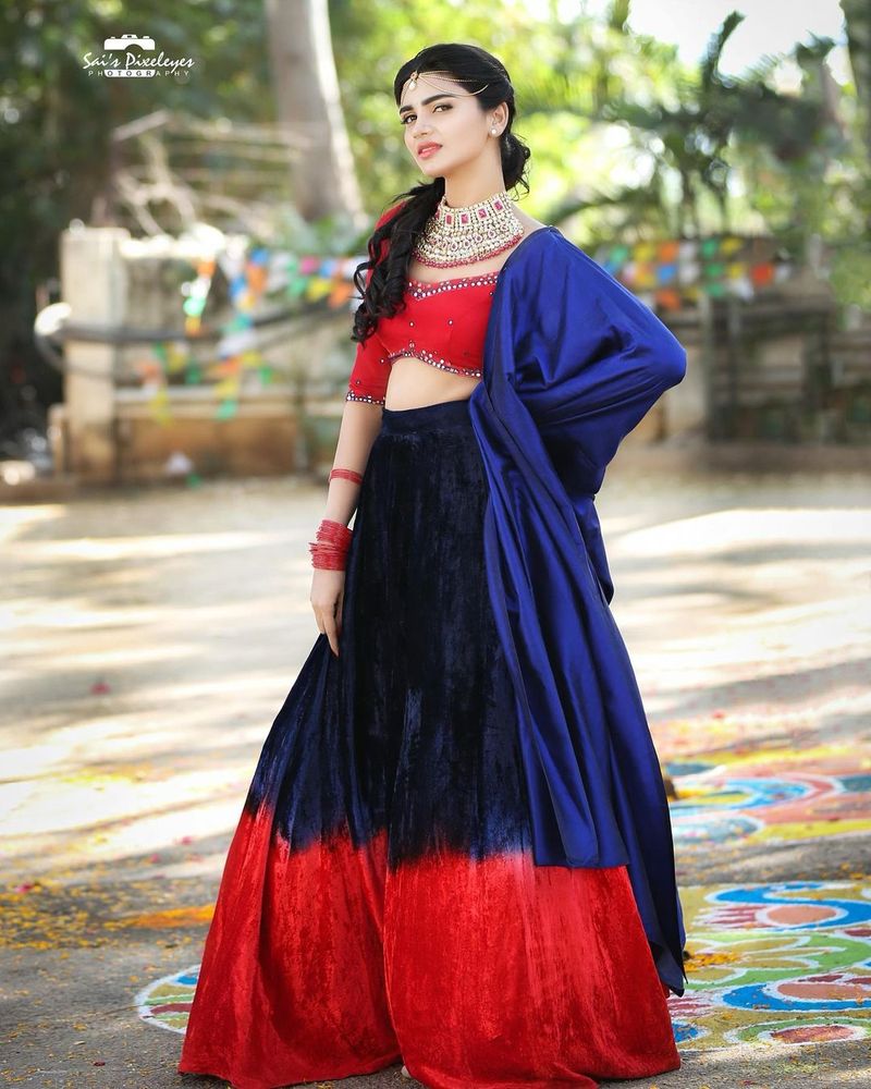 వర్ష సంక్రాంతి స్పెషల్ ఫోటోలు సోషల్ మీడియాలో వైరల్ అవుతున్నాయి. ఆమె ఫ్యాన్స్ ఫోటోలకు తమదైన కామెంట్స్ చేస్తున్నారు.