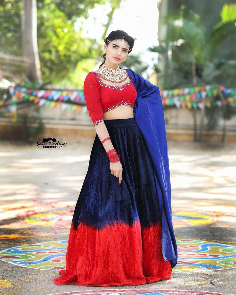 కెవ్వు కార్తీక్ టీమ్ లో చేస్తున్న వీరిద్దరి రొమాన్స్ పైనే స్కిట్స్ రూపొందుతున్నాయి. ఇమ్మానియేల్ వర్ష జోడి హిట్ అన్నమాట వినిపిస్తుంది.