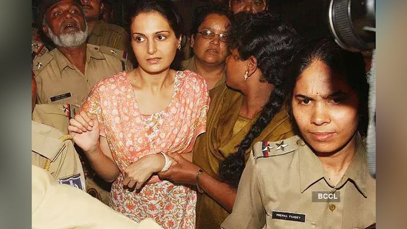 गैंगस्टर अबू सलेम के प्यार में गिरफ्त मोनिका को फर्जी पास्पोर्ट मामले में पांच साल जेल हुई थी। 2007 में जब मोनिका अपनी सजा पूरी करके बाहर निकली तो उन्हें कैमरों में कैद करने के लिए भीड़ जमा हो गई थी और इस दौरान भगदड़ भी मची थी।