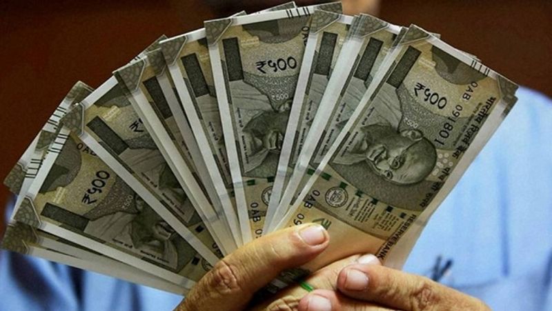 स्टेट बैंक की डोरस्टेप बैंकिंग सर्विस के तहत कस्टमर्स को घर बैठे ही कैश निकलवाने और जमा करवाने की सुविधा मिलेगी। इस सुविधा का लाभ लेने के लिए बैंक के होम ब्रांच में रजिस्ट्रेशन करवाना होगा। डोरस्टेप बैंकिंग सुविधा सुबह 9 बजे से शाम 4 बजे के बीच ली जा सकती है। (फाइल फोटो)