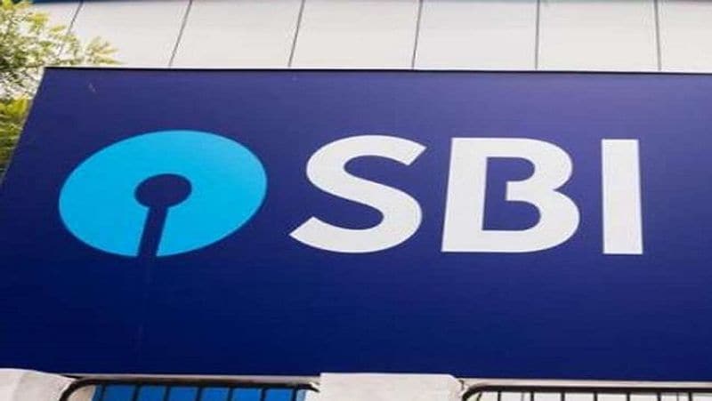 स्टेट बैंक की डोरस्टेप सर्विस का फायदा लेने के लिए कस्टमर का केवाईसी (KYC) वेरिफिकेशन का काम पूरा होना चाहिए। बैंक की इस सर्विस का फायदा होम ब्रांच से 5 किलोमीटर के दायरे में ही मिल सकेगा। इसके लिए मोबाइल नंबर का बैंक के साथ रजिस्टर्ड होना जरूरी है। (फाइल फोटो)
