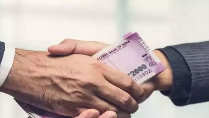 डोरस्टेप बैंकिंग सुविधा का लाभ जॉइंट अकाउंट होल्डर्स को नहीं मिलेगा। इसके अलावा, नाबालिग अकाउंट होल्डर भी इस सुविधा का लाभ नहीं ले सकते हैं। बता दें कि स्टेट बैंक के अलावा एचडीएफसी बैंक, आईसीआईसीआई बैंक, एक्सिस बैंक और कोटक महिन्द्रा बैंक भी यह सुविधा दे रहे हैं। (फाइल फोटो)