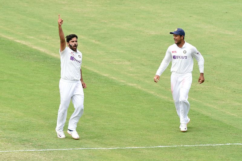 22 బంతుల్లో 5 ఫోర్లతో 25 పరుగులు చేసిన లబుషేన్... సిరాజ్ బౌలింగ్లో రోహిత్ శర్మకు క్యాచ్ ఇచ్చి అవుట్ అయ్యాడు.