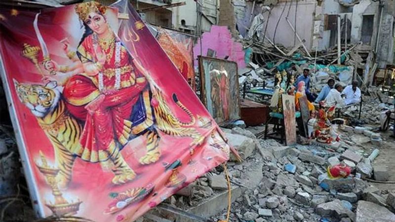 सिंध प्रांत में मंदिरों को गिराने के मामले भी लगातार सामने आते रहते हैं। खैबर परख्तूनख्वां के करक जिले में 30 दिसंबर, 2020 को इस्लामिक कट्टरपंथियों ने एक हिंदू मंदिर को तोड़कर आग लगा दी थी। जनवरी, 2020 में कट्टरपंथियों ने पाकिस्तान के पंजाब के शहर ननकाना साहिब में नानका साहिब गुरुद्वारे पर हमला किया था। ये उदाहरण है कि पाकिस्तान में अल्पसंख्यक इस्लामिक कट्टरपंथियों से परेशान हैं।
(एक पुरानी घटना, इस तरह तोड़े जा रहे मंदिर)