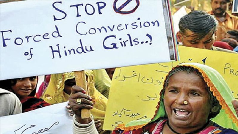 बंटवारे के दौरान 44 लाख हिंदुओं और सिखों ने पाकिस्तान से पलायन किया था। 1950 तक 47 लाख हिंदू और 65 लाख मुस्लिम यहां से वहां हुए थे। पाकिस्तान में अल्पसंख्यकों को प्रताड़ित करके उनका जबरन धर्म परिवर्तन कराने के मामले सामने आते रहते हैं। पाकिस्तान के मानवाधिकार आयोग ने कुछ साल पहले अपनी रिपोर्ट में कहा था कि हिंदू और ईसाई लड़कियों के जबरन धर्म परिवर्तन के सबसे अधिक मामले सिंध प्रांत में दर्ज हुए।
(आंदोलन की एक पुरानी तस्वीर)