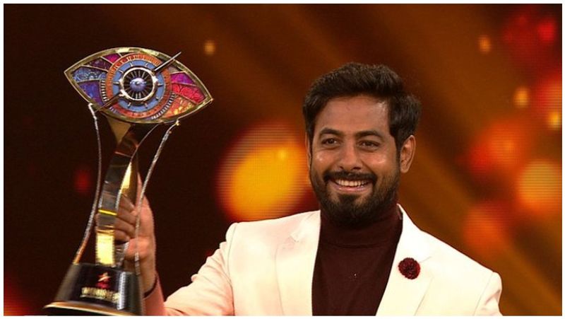 பிக்பாஸ் வீட்டில் அதிக நாள் இருந்து ரன்னராக மாறிய பாலாஜி, இரண்டாவது வாரத்தில் முதல் முதலாக வெளியேறிய போட்டியாளரான ரேகாவை விட மிக குறைவான சம்பளம் மட்டுமே பெற்றுள்ளதாகவும். ஆரி தான் அதிக தொகையோடு பிக்பாஸ் வீட்டில் இருந்து விடைபெற்ற போட்டியாளர் என்கிற தகவல் சமூக வலைத்தளத்தை சுற்றி வருகிறது.