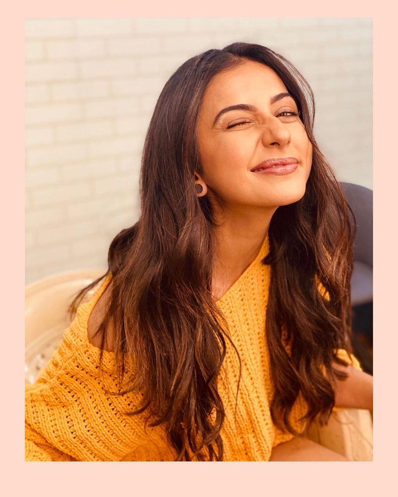 మండే బ్లూస్.. సోమవారం నాడు కన్ను కొట్టేద్దాం అంటూ ఓ సెక్సీ ఫోటో సోషల్ మీడియాలో పంచుకుంది రకుల్. ఎల్లో కలర్ స్వెట్టర్ ధరించి రకుల్ లుక్ కేకగా ఉంది.