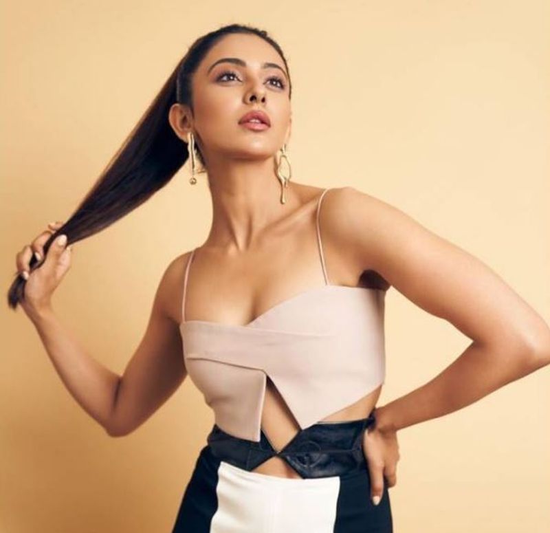 <p>অভিনেত্রীর ছবি প্রকাশ্যে আসা মাত্রই নেটিজেনদের অশ্লীল মন্তব্যে ভরে উঠেছে সোশ্যাল মিডিয়ার পাতা।</p>
