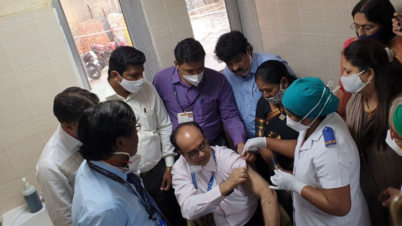 बता दें कि 16 जनवरी से भारत में दुनिया के सबसे बड़े टीकाकरण अभियान की शुरुआत हुई है। पहले दिन 1.91 लाख लोगों को वैक्सीन लगाई गई थी। जबकि 2 दिनों में 2,24,301 लोगों को वैक्सीन लगाई गई। 