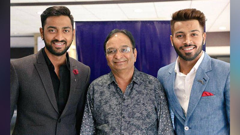 హార్ధిక్ పాండ్యా తండ్రి హామాన్షు పాండ్యా, అనేక ఆర్థిక కష్టాలు ఎదుర్కొంటూ కొడుకులను క్రికెటర్లను చేశాడు. కృనాల్ పాండ్యా సయ్యద్ ముస్తాక్ ఆలీ టోర్నీ ఆడుతున్న సమయంలో హిమాన్షు పాండ్యా ప్రాణాలు కోల్పోయాడు. ఆ తర్వాత టీమిండియా తరుపున వన్డేల్లో ఎంట్రీ ఇచ్చిన కృనాల్, హాఫ్ సెంచరీ బాది తన ఇన్నింగ్స్ని తండ్రికి అంకితమిచ్చాడు..
