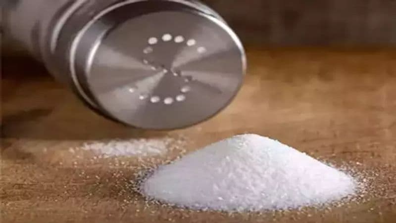 आटा गूंथते समय यदि आप उसमें नमक डाल रहे है, तो पानी की मात्रा थोड़ी कम रखें, क्योंकि नमक पानी छोड़ता है। ऐसे में आटा गीला होना का चान्स होता है।