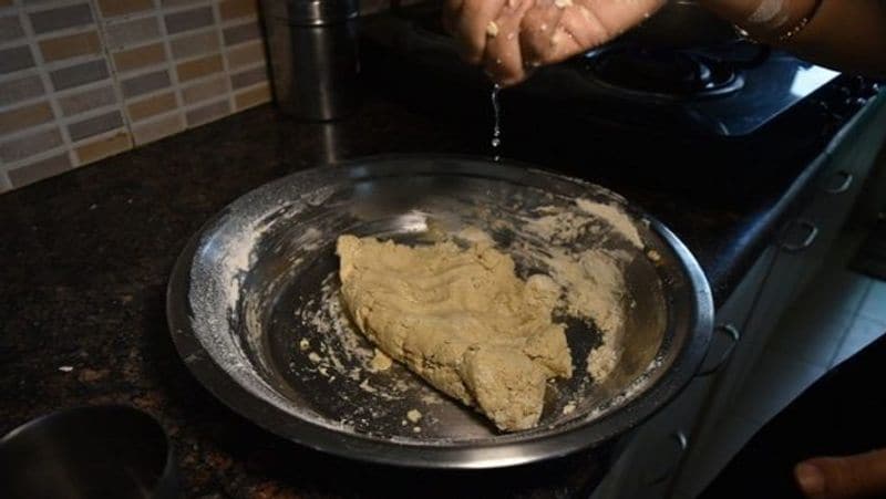 एक बार सारा आटा बंधने के बाद इसको फैलाकर थोड़ा-सा पानी छिड़कर 5 मिनट के लिए रख दें। इसके बाद आप एक बार फिर आटे के डो को हाथों से मसल कर एक सार कर लें। 