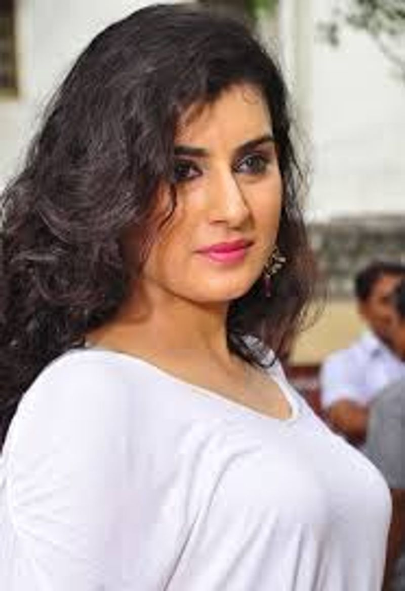 దీనితో ఆమె త్వరగానే హీరోయిన్ ఫ్రెండ్స్ పాత్రలు చేయాల్సి వచ్చింది. నువ్వొస్తానంటే నేనొద్దంటానా మూవీలో హీరోయిన్ త్రిషా ఫ్రెండ్ రోల్ చేయగా ఆమెకు మంచి గుర్తింపు వచ్చింది.