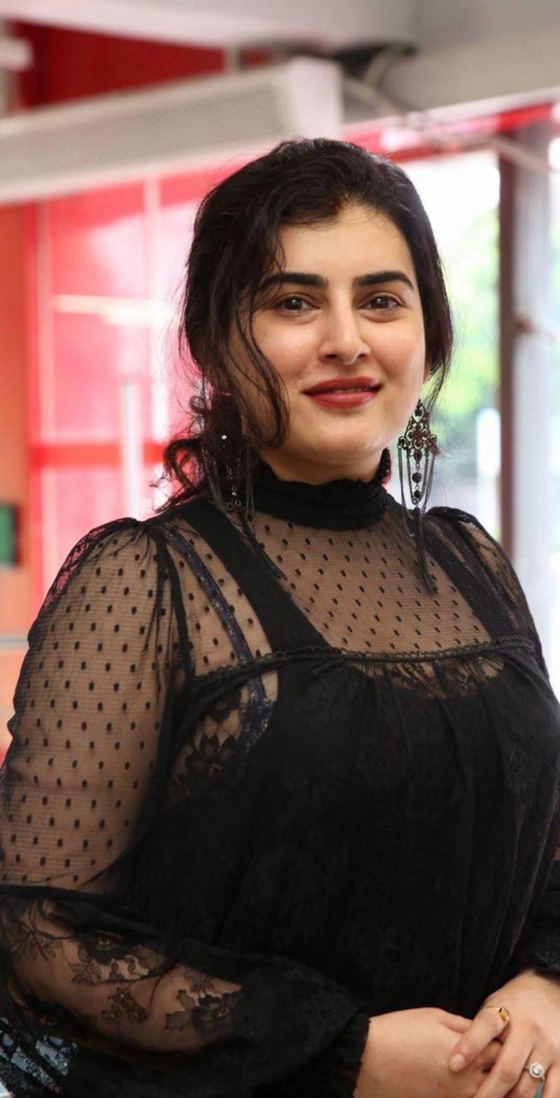 ఎన్టీఆర్ హీరోగా దర్శకుడు రాజమౌళి తెరకెక్కించిన యమదొంగ మూవీలో స్పెషల్ సాంగ్ లో ఎన్టీఆర్ తో కలిసి స్టెప్స్ వేశారు అర్చన.