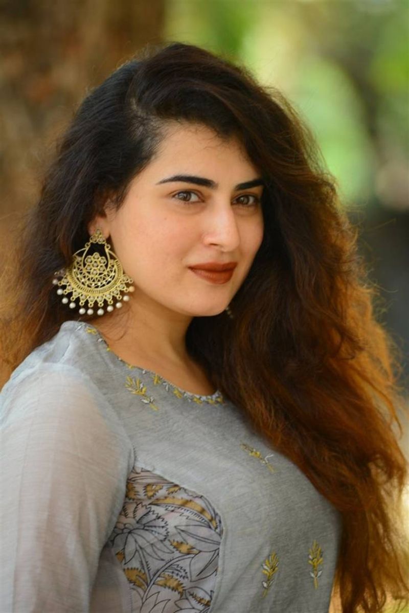 అయితే పవన్ చేసిన ఆ పిచ్చి పిచ్చి ప్రయోగాలు ఏమిటో అర్చన చెప్పలేదు. ఇప్పుడు నేను నటిని, పరిశ్రమలో ఉన్నాను... ఆ విషయాలు చెప్పకూడని ఆమె తప్పించుకున్నారు.