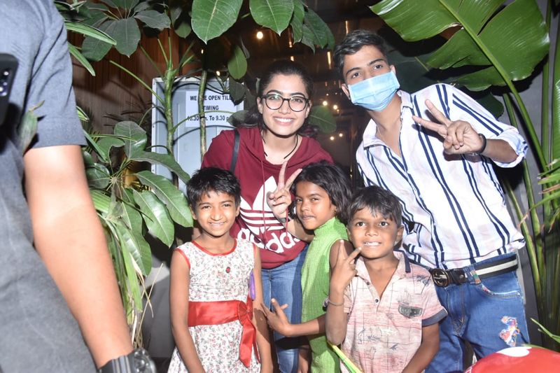 ಇತ್ತೀಚಿಗೆ ಮುಂಬೈನ ಖಾಸಗಿ ಹೋಟೆಲ್ನಲ್ಲಿ ಕಾಣಿಸಿಕೊಂಡ ರಶ್ಮಿಕಾರನ್ನು ಬಲೂನ್ ಮಾರಾಟ ಮಾಡುವ ಮಕ್ಕಳು ಅಡ್ಡ ಹಾಕಿದ್ದಾರೆ.