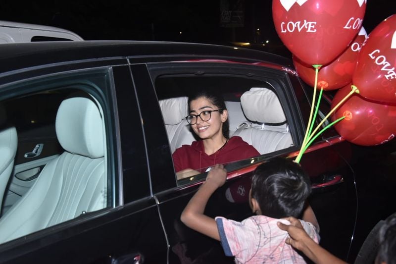 ಸಿದ್ಧಾರ್ಥ್ ಮಲ್ಹೋತ್ರಾಗೆ ಜೋಡಿಯಾಗಿ ಹಿಂದಿ ಸಿನಿಮಾ ಸಹಿ ಮಾಡಿದ ನಂತರ ರಶ್ಮಿಕಾ ಮಂದಣ್ಣ ತುಂಬಾನೇ ಟ್ರಾವೆಲ್ ಮಾಡುತ್ತಿದ್ದಾರೆ.