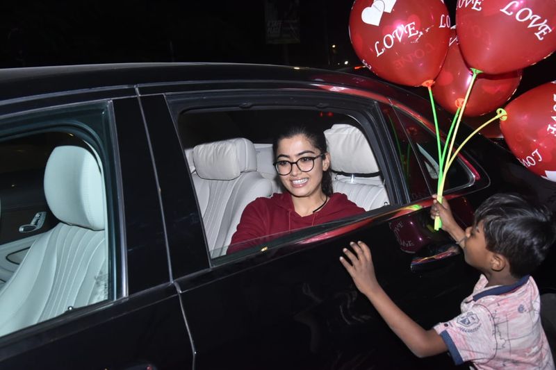 ಮರೂನ್ ಬಣ್ಣದ ಶರ್ಟ್ ವಿತ್ ಬ್ಲಾಕ್ ಪ್ಯಾಂಟ್ನಲ್ಲಿ ರಶ್ಮಿಕಾ ಕಾಣಿಸಿಕೊಂಡ ಸಿಂಪಲ್ ಲುಕ್.