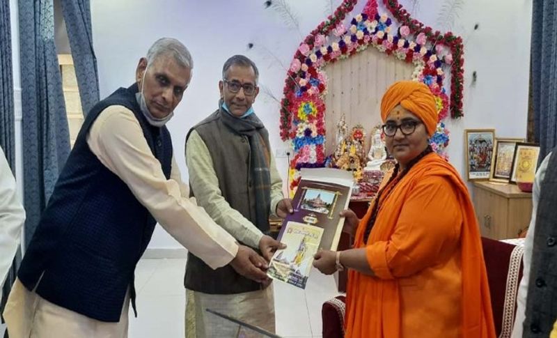 भोपाल सांसद साध्वी प्रज्ञा सिंह ठाकुर ने अपने वेतन से एक लाख 11 हजार 111 रुपए का चेक मंदिर निमार्ण के लिए दिया है। इसके अलावा भारत भक्ति अखाड़े की संस्थापक होने के नाते अखाड़े की तरफ उन्होंने 11 लाख 11 हजार 111 रुपए सहायता राशि दी। सांसद प्रज्ञा भारत भक्ति अखाड़े की की आचार्य और महामंडलेश्वर हैं। इस हिसाब से साध्वी ने इन तीनों नेताओं से ज्यादा राशि चंदे में दी है।