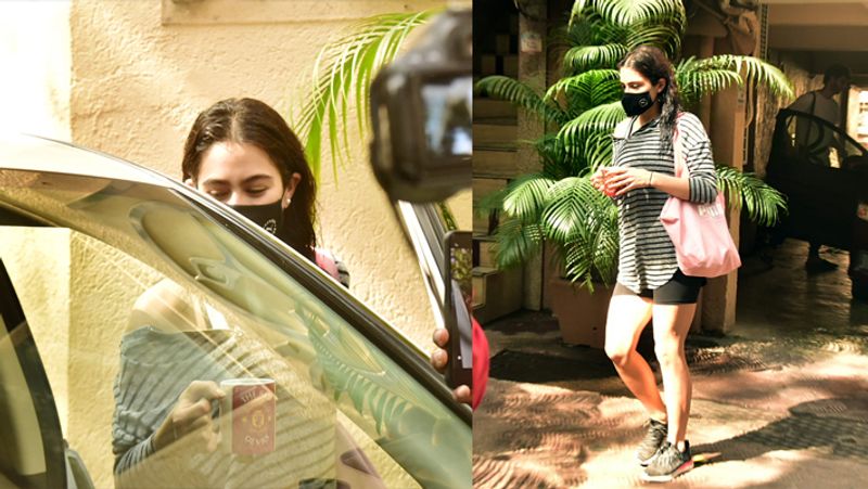 सारा अली खान जिम के बाहर स्पॉट हुई। उन्होंने काले रंग का शॉर्ट्स और टी-शर्ट पहन रखा था। इस दौरान उनके बाल गिले नजर आए।
