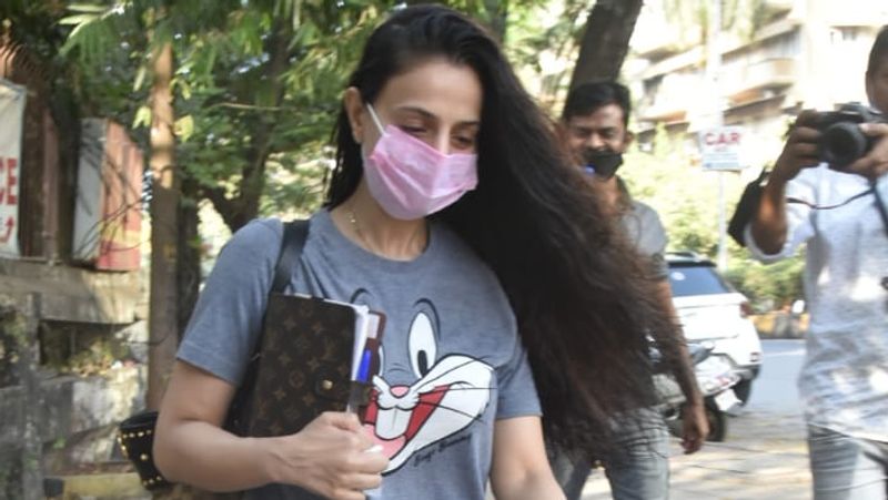 अमीषा पटेल मुंबई की सड़कों पर घूमती नजर आई। सेफ्टी को ध्यान में रखते हुए अमीषा ने चेहरे पर मास्क पहन रखा और उनके बाल खुले थे।