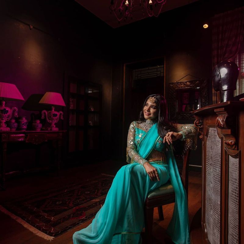 பட வாய்ப்புகள் அதிகரிக்க அதிகரிக்க சாக்ஷியின் போட்டோ ஷூட்களில் உடையின் அளவும் குறைந்து கொண்டே வந்தது. பாவாடை, தாவணி, புடவை, லெஹங்கா என ஆரம்பித்தவர் குட்டை டவுசரில் இருந்து பேண்ட் போடாமலும், பிகினி வரையிலும் போஸ் கொடுத்துவிட்டார். 