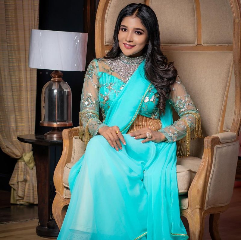என்னைக்காவது ஒருநாள் புடவையில் போட்டோ ஷூட் நடத்தினாலும் இந்த கவர்ச்சி போதுமா? இன்னும் கொஞ்சம் வேண்டுமா? என்ற தோரணையில் தான் இருப்பதாக ரசிகர்களே கலாய்த்தனர். 