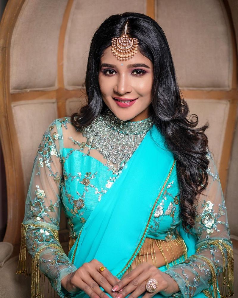 விஜய் தொலைக்காட்சியில் ஒளிபரப்பான பிக்பாஸ் நிகழ்ச்சி மூலமாக பிரபலமானவர் சாக்ஷி அகர்வால். அதற்கு முன்னதாக ‘காலா’,‘விஸ்வாசம்’ என டாப் ஸ்டார்களின் படங்களில் தலை காட்டி இருந்தாலும் சாக்ஷிக்கு அட்ரஸ் கொடுத்தது என்னவோ பிக்பாஸ் நிகழ்ச்சி தான்.
