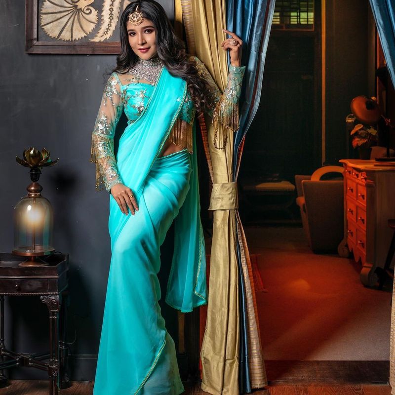 போதாக்குறைக்கு அடி ஆத்தி... இவ்வளவு இந்த அழகை எங்கே ஒளிச்சி வச்சியிருத்தீங்க என ரசிகர்களே கண் வைக்கும் அளவிற்கு கலக்கலாக இருப்பதாக கமெண்ட்களும் குவிகிறது. 