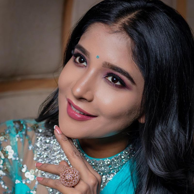 தற்போது கைவசம் ஆர்யாவின் 'டெடி', ஜிவி பிரகாசின் 'ஆயிரம் ஜென்மங்கள்', லெட்சுமி ராயின் 'சிண்ட்ரெல்லா' உள்ளிட்ட படங்கள் உள்ளன. அதுமட்டும் இல்லாமல் மாடலிங்கில் வேறு புகுந்து விளையாடி வருகிறார்.