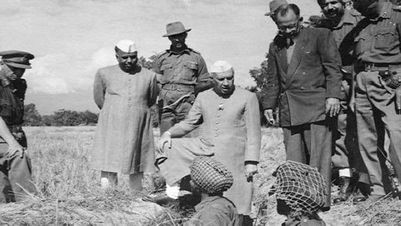 1962 के युद्ध में चीनी सेना ने अरुणाचल प्रदेश के आधे से ज्यादा हिस्से पर कब्जा कर लिया था। अचानक चीन ने एकतरफा युद्ध विराम की घोषणा की और सेना को मैकमोहन रेखा के पीछे हटा लिया।
(भारतीय सेना के बीच नेहरूजी)