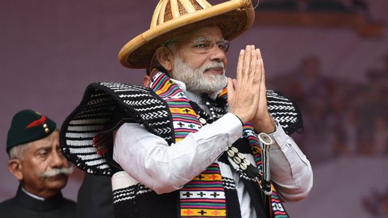 जब 2009 में तत्कालीन प्रधानमंत्री मनमोहन सिंह ने अरुणाचल प्रदेश का दौरा किया, तो चीन ने आपत्ति ली थी। 2014 में जब मोदी अरुणाचल प्रदेश के दौरे पर गए, तब भी चीन ने नाराजगी दिखाई थी। बता दें कि 1986 में भी तवांग के सुम्दोरोंग चू के पास चीनी सेना ने स्थायी इमारतें बनाई थीं।
(अरुणाचल प्रदेश के दौरे पर मोदी)