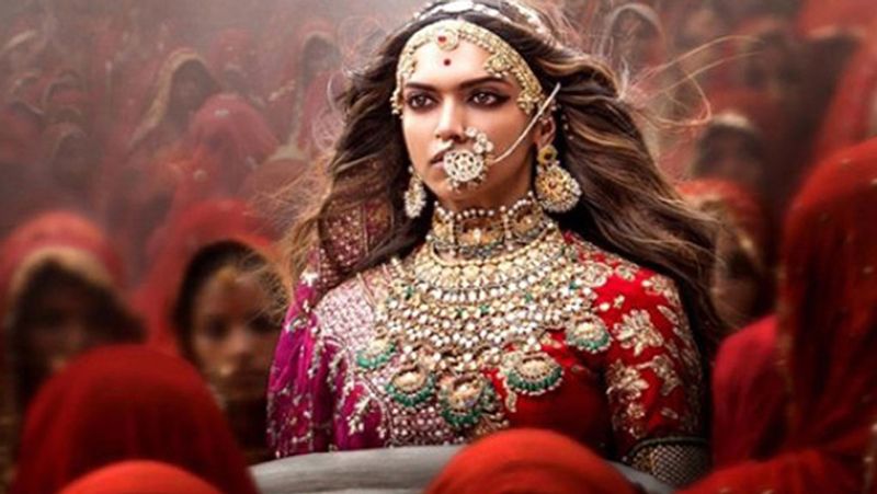फिल्म पद्मावत में रानी पद्मावती के सम्मान को लेकर करणी सेना ने विरोध किया था। इतना ही नहीं फिल्म रिलीज से पहले डायरेक्टर संजयलीला भंसाली को कुछ सीन्स बदलने पड़े थे और फिल्म का नाम भी चेंज करना पड़ा था। करणी सेना के लोगों ने फिल्म के सेट पर तोड़फोड़ की, भंसाली पर हमला किया और दीपिका पादुकोण तक को धमकी दी थी।