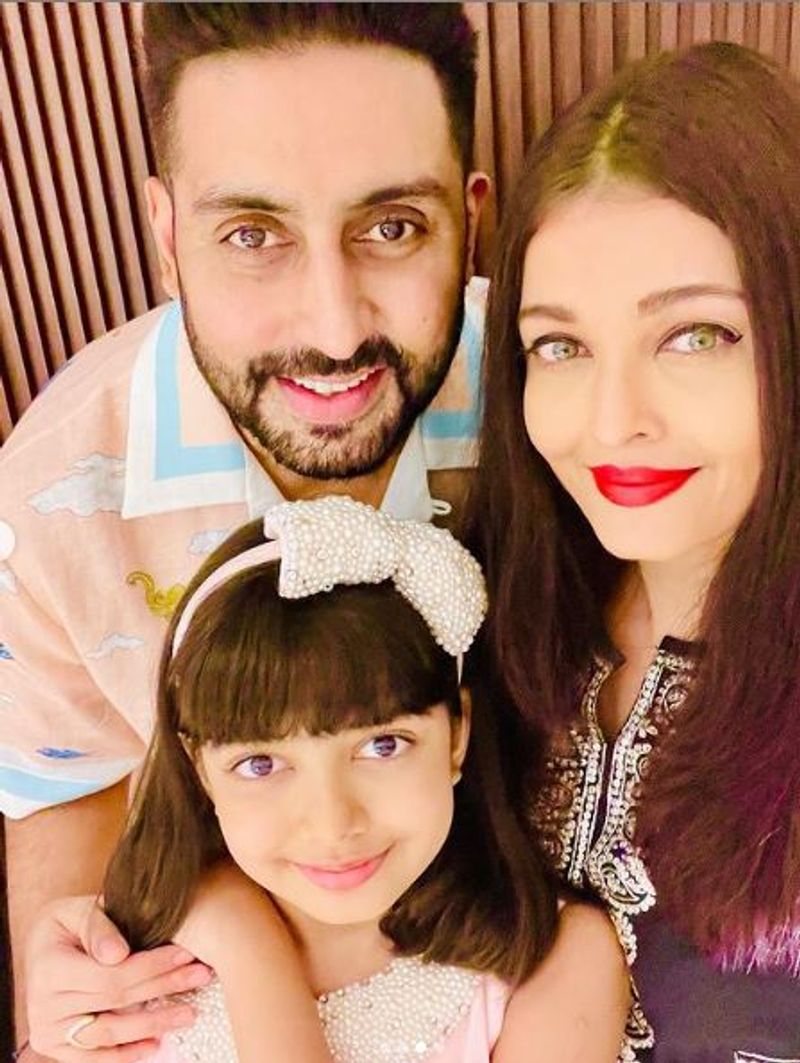 <p>অভিষেকের দিকে তাকিয়ে তিনি হেঁসে ফেলেন। বুঝতে পারেন তাঁর বিয়ে হয়ে গিয়েছে। সেই ডাকই যেন তাঁর ঘুম ভাঙিয়েছিল।</p>