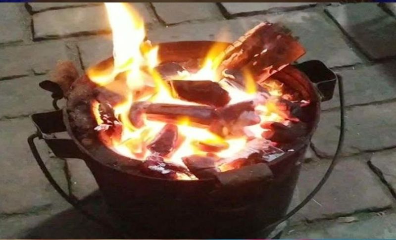 डॉक्टर दी ये सलाह..भूलकर नहीं करें यह गलती
पंजाब और हरियाणा में ऐसे कई मामले हर साल में आते हैं, लेकिन इसके बावजूद भी लोग इनसे कोई सबक नहीं लेते हैं। डॉक्टरों का भी कहना है कि कोई भी ऐसी गलती नहीं करे, क्योंकि अंगीठी लगाकर अक्सर सभी दरवाजे और खिड़कियां बंद कर लेते हैं। जिससे वहां पर ऑक्सीजन की मात्रा खत्म हो जाती है और लोगों की दम घुटने की वजह से नींद में ही मौत हो जाती है। इसलिए ठंड से बचने के लिए लोग कतई भी यह उपाय नहीं अपनाएं।