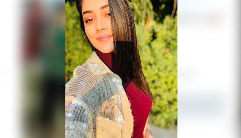 ক্যাপশনে লেখা হয়েছে, "আপনি যখন আপনার প্রেমিকার মেকআপ শেষ হওয়ার জন্য অপেক্ষা করেন।" সোশ্যাল মিডিয়ায় এই মিমটিই সবচেয়ে বেশি পছন্দ হতেই শেয়ার করেছেন সোনা।