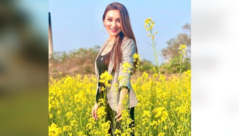 সেই সময়কার মুহূর্তগুলিই তুলে ধরলেন মিমি। কোনও এক জায়গায় ঘুরতে গিয়ে তোলা এই ছবিগুলি।