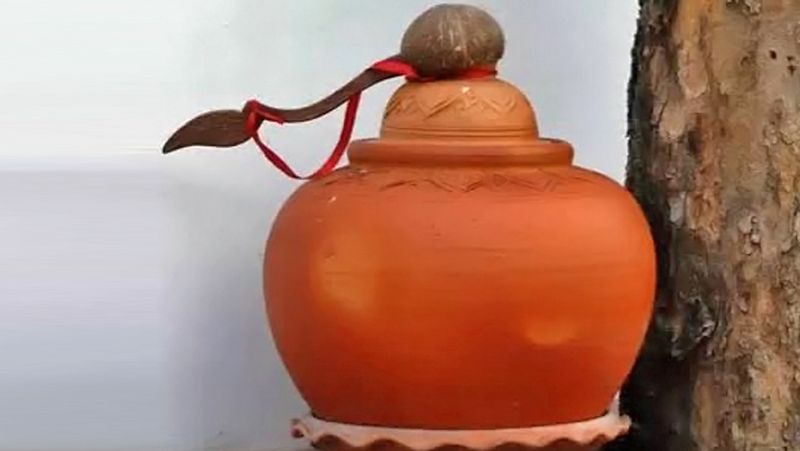 ದೇಹಕ್ಕೆ ಪ್ರಯೋಜನಕಾರಿ
ಪಾತ್ರೆಗಳನ್ನು ತಯಾರಿಸಲು ಬಳಸುವ ಮಣ್ಣಿನಲ್ಲಿ ಖನಿಜಗಳು ಮತ್ತು ವಿದ್ಯುತ್ಕಾಂತೀಯ ಶಕ್ತಿ ಸಮೃದ್ಧವಾಗಿವೆ. ಆದ್ದರಿಂದ ಮಣ್ಣಿನ ಮಡಕೆ ನೀರನ್ನು ಕುಡಿದಾಗ, ಅದು ದೇಹಕ್ಕೆ ಪ್ರಯೋಜನಕಾರಿ.