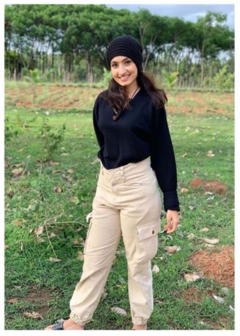 'ನಾನೂ ತುಂಬಾನೇ ಟಿಪಿಕಲ್ ಹುಡುಗಿ. ಮದುವೆಯಾಗಿ ಮಕ್ಕಳು ಸಂಸಾರ ಅಂತೆಲ್ಲಾ ಆಸೆ ಇದೆ ಆದರೆ ನಮಗೆ ಯಾರಾದರೂ ಬೀಳಬೇಕು ಅಲ್ವಾ. ಯಾರು ಇಲ್ಲ ನಾನು ಇನ್ನೂ ಸಿಂಗಲ್' ಎಂದು ವೈಷ್ಣವಿ ಮಾತನಾಡಿದ್ದಾರೆ.