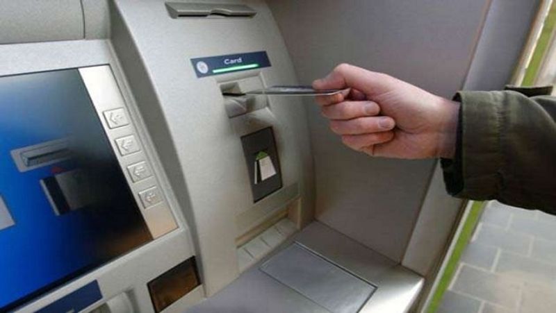 पंजाब नेशनल बैंक (PNB) ने ट्वीट करके बताया है कि वह अपने कस्टमर्स को धोखाधड़ी से बचाने के लिए नॉन-ईएमवी (Non-EMV) एटीएम से 1 फरवरी, 2021 से लेन-देन (वित्तीय और गैर-वित्तीय) पर रोक लगाने जा रहा है। बैंक ने कहा है - गो-डिजिटल, गो-सेफ। (फाइल फोटो)