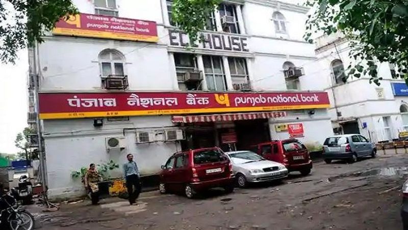 पंजाब नेशनल बैंक (PNB) ने बताया है कि धोखाधड़ी के बढ़ते मामलों को देखते हुए बैंक ने यह कदम उठाया है। इससे कस्टमर्स का पैसा सुरक्षित रहेगा। इससे कस्टमर्स के साथ किसी तरह की धोखाधड़ी नहीं हो सकेगी। (फाइल फोटो)