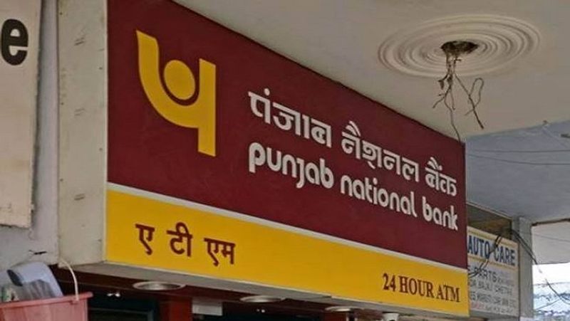 पंजाब नेशनल बैंक ने कहा है कि 1 फरवरी के बाद से उसके कस्टमर बिना ईएमवी वाले एटीएम से फाइनेंशियल या फिर नॉन फाइनेंशियल ट्रांजैक्शन नहीं कर पाएंगे। इसे पूरी तरह रोका जा रहा है। हो सकता है, इससे ग्राहकों को थोड़ी असुविधा हो। इसकी वजह यह है कि ईएमवी वाले एटीएम अभी हर जगह नहीं मिलते। (फाइल फोटो)