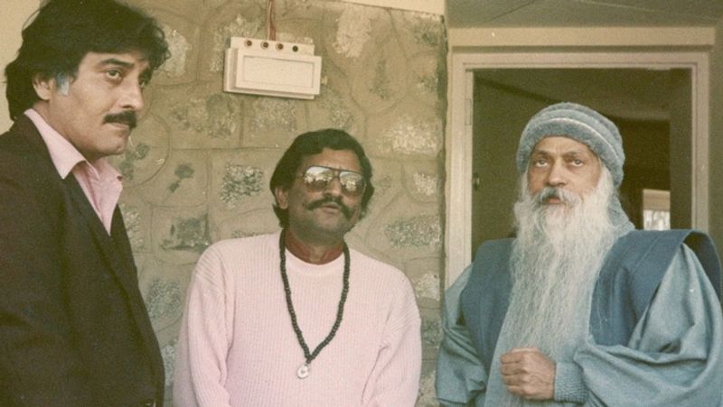 कहा जाता है कि लोगों का ओशो से मोहभंग हो गया था इसलिए विनोद खन्ना अपनी पुरानी जिंदगी में वापस आ गए थे इस सवाल पर अक्षय ने बताया था कि जितना उन्होंने इस बारे में अपने पापा से बात की और समझा तो उनकी वापसी की यह वजह नहीं थी। दरअसल धर्म-संप्रदाय से मोह भंग हो गया था, जिसके बाद सभी को अपनी राह खोजनी पड़ी। उनके पिता भी उसी वक्त वापस आए। अगर ऐसा नहीं होता तो वे कभी भी वापस नहीं आते।