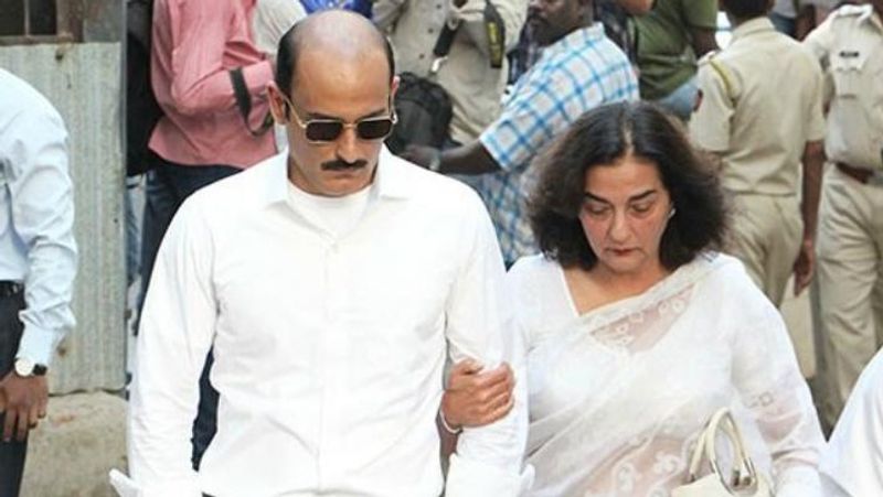 बता दें कि विनोद तो चले गए लेकिन उनके जाने के बाद उनके बच्चों को काफी कुछ सहन करना पड़ा। जब उनकी पत्नी गीतांजलि बेटों अक्षय और राहुल को स्कूल छोड़ने जातीं तो सभी बच्चे उन्हें यह कहकर चिढ़ाते थे कि तुम्हारा बाप अपने गुरु के साथ भाग गया। ऐसे ताने सुन गीतांजलि बेहद परेशान रहने लगीं और इस वजह से उन्होंने विनोद खन्ना से तलाक ले लिया।
