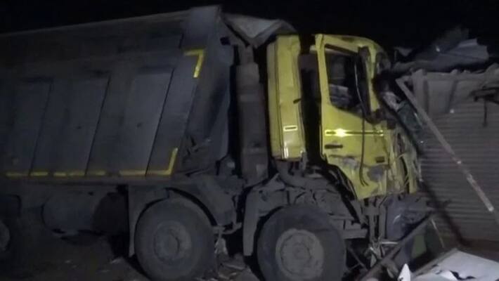 The truck, which was sleeping on the platform, killed 13 people at the scene. Tragedy in Gujarat The truck, which was sleeping on the platform, killed 13 people at the scene. Tragedy in Gujarat