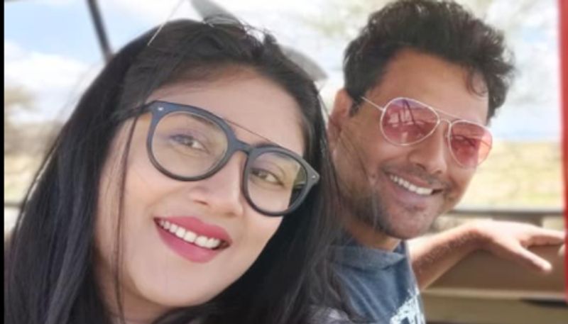 কেবল তাই নয়, দেবলীনার বিরুদ্ধে বাগুইহাটি থানায় অভিযোগ দায়ের করতে যান বিজেপি নেতা তরুণজ্যোতি তিওয়ারি।